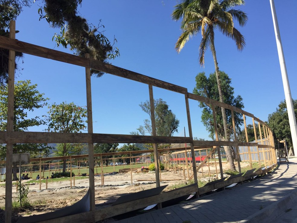 Obras do novo módulo do CT: tapumes  já estão no local para as obras (Foto: Raphael Zarko )