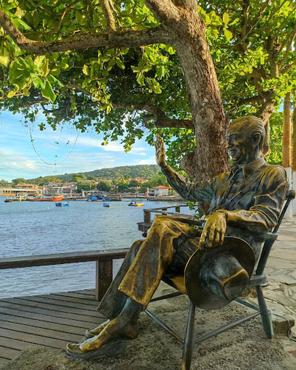 Estátua de Juscelino Kubitschek em Búzios, no RJ — Foto: Albino Antoniêto/Google Maps