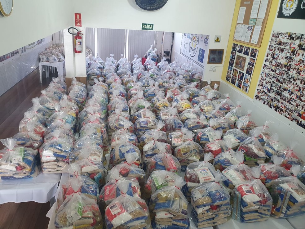ONG doa cestas básicas durante pandemia para família carentes de comunidade em Praia Grande, SP — Foto: Divulgação/ONG Projeto Criança Feliz