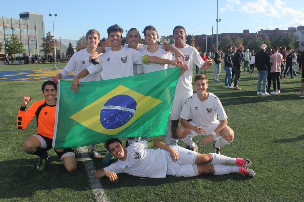 Thiago Ribeiro irmão (em pé, primeiro à direita) com a equipe campeã (Foto: Divulgação)