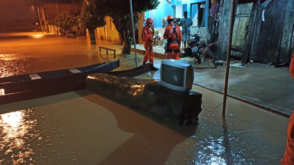 Muitas pessoas tiveram prejuízos com a chuva no extremo sul da Bahia — Foto: Divulgação / SSP-BA