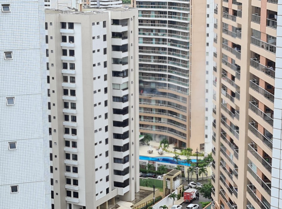 Incêndio atingiu o 5º andar do prédio. — Foto: Gustavo Pelizzon/Sistema Verdes Mares