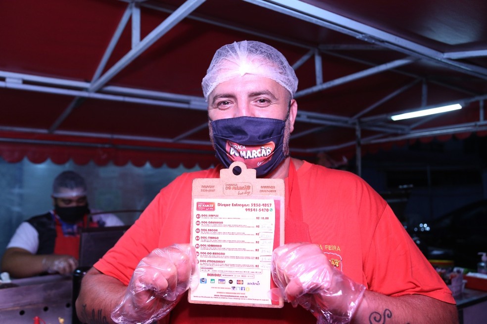Marcão trabalha com venda de lanches desde 2008, em Curitiba — Foto: Giuliano Gomes/PR Press