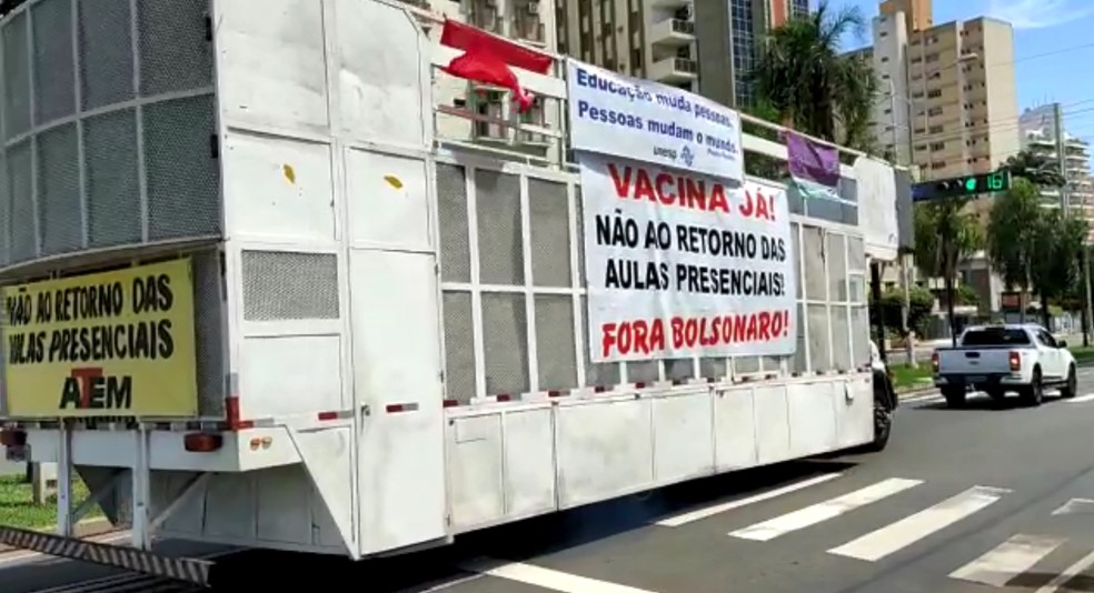 Caminhão de som passando por avenida de Rio Preto  — Foto: Patrick Lima/TV TEM