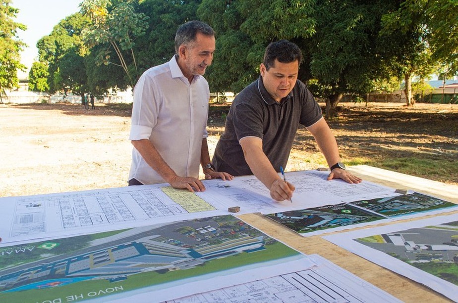 Waldez Góes e Alcolumbre no local previsto para a inauguração de um hospital no Amapá