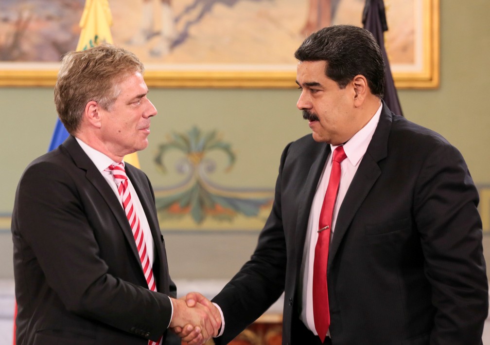 Daniel Kriener e Nicolás Maduro se cumprimentam em encontro em Caracas, em setembro de 2018 — Foto: Miraflores Palace/Handout via Reuters