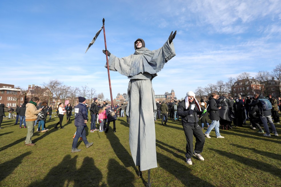 Cerca de 600 pessoas participaram do protesto, que foi dispersado pela polícia local — Foto: REUTERS/Stringer 