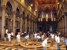 Basílica Santuário de Nazaré é lavada por Guardas da Santa antes do Círio