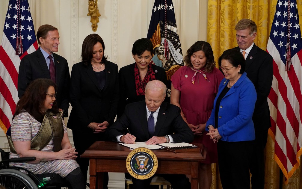 O presidente dos EUA, Joe Biden, assina lei contra crimes de ódio para proteção de cidadãos asiáticos, na Casa Branca, em 20 de maio — Foto: Reuters/Kevin Lamarque 