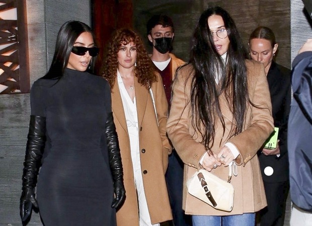Kim Kardashian e Demi Moore após jantar em Los Angeles (Foto: The Grosby Group)