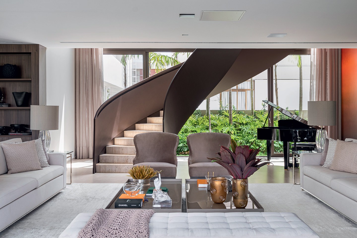 Com 807 m², casa em João Pessoa exibe cores neutras e estilo contemporâneo (Foto: Walter Dias/divulgação)