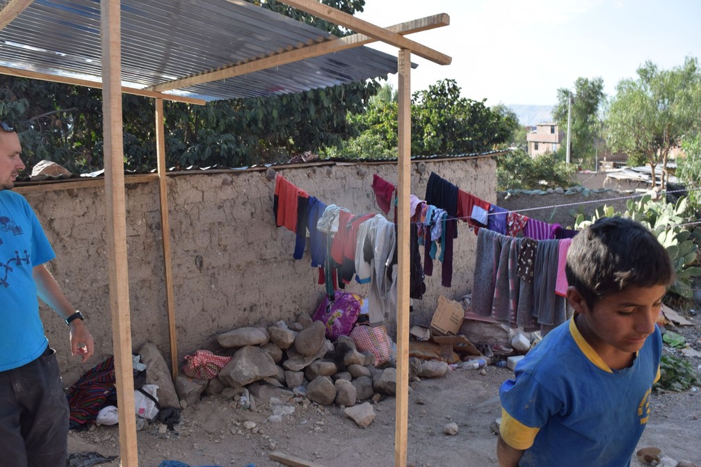 Áre de varal na casa da família Guispe de Tenorio, no Peru — Foto: Chenna Kuypers/Dollar Street