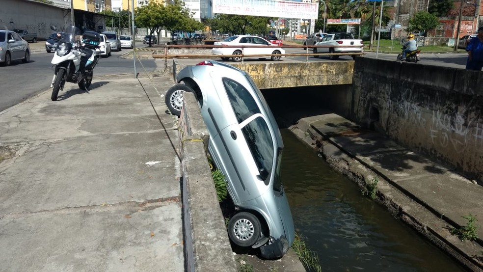 Carro sÃ³ nÃ£o caiu na Ã¡gua porque ficou preso no muro de contenÃ§Ã£o â€” Foto: Silva Junior