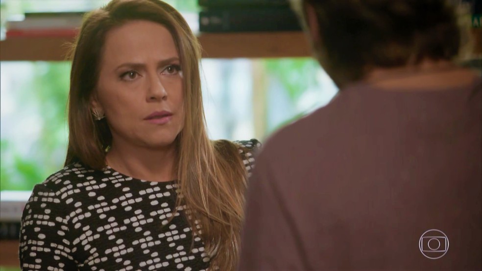 Lili (Vivianne Pasmanter) fica em uma saia justa — Foto: TV Globo