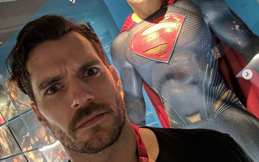 Henry Cavill é fotografado de barba no set de Superman em Vancouver –  Vírgula