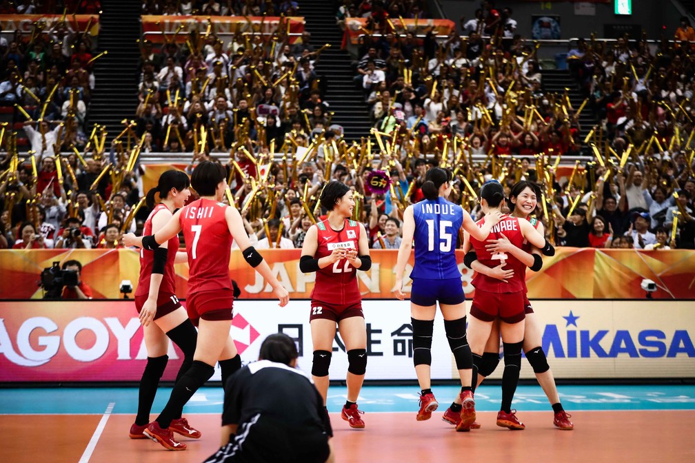 A equipe japonesa celebra a classificação para a próxima fase — Foto: FIVB