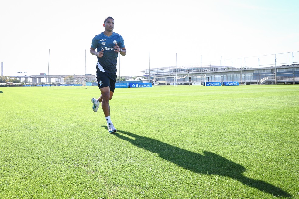 Assumindo ansiedade, David Braz vê retorno do futebol começando a clarear no Brasil