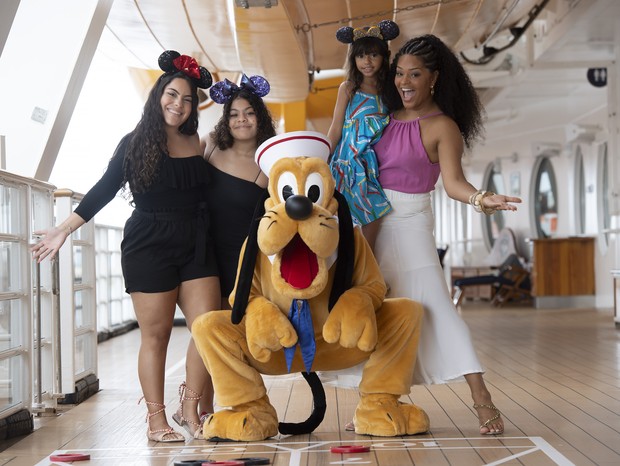 Júlia, Mariana, Yolanda e Juliana Alves posam com o Pluto (Foto: Mark Ashman)