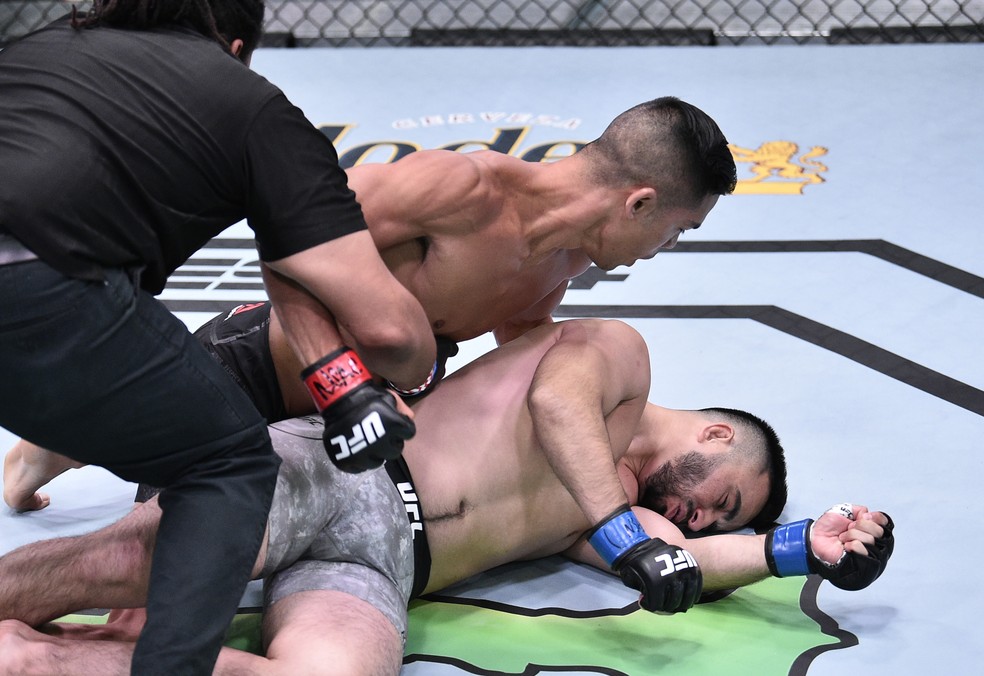 Tyson Nam arasou Zarrukh Adashev no UFC: Eye x Calvillo — Foto: Getty Images