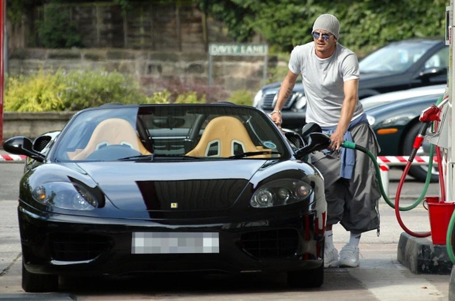 David Beckham abastece sua Ferrari 360 Spider F1