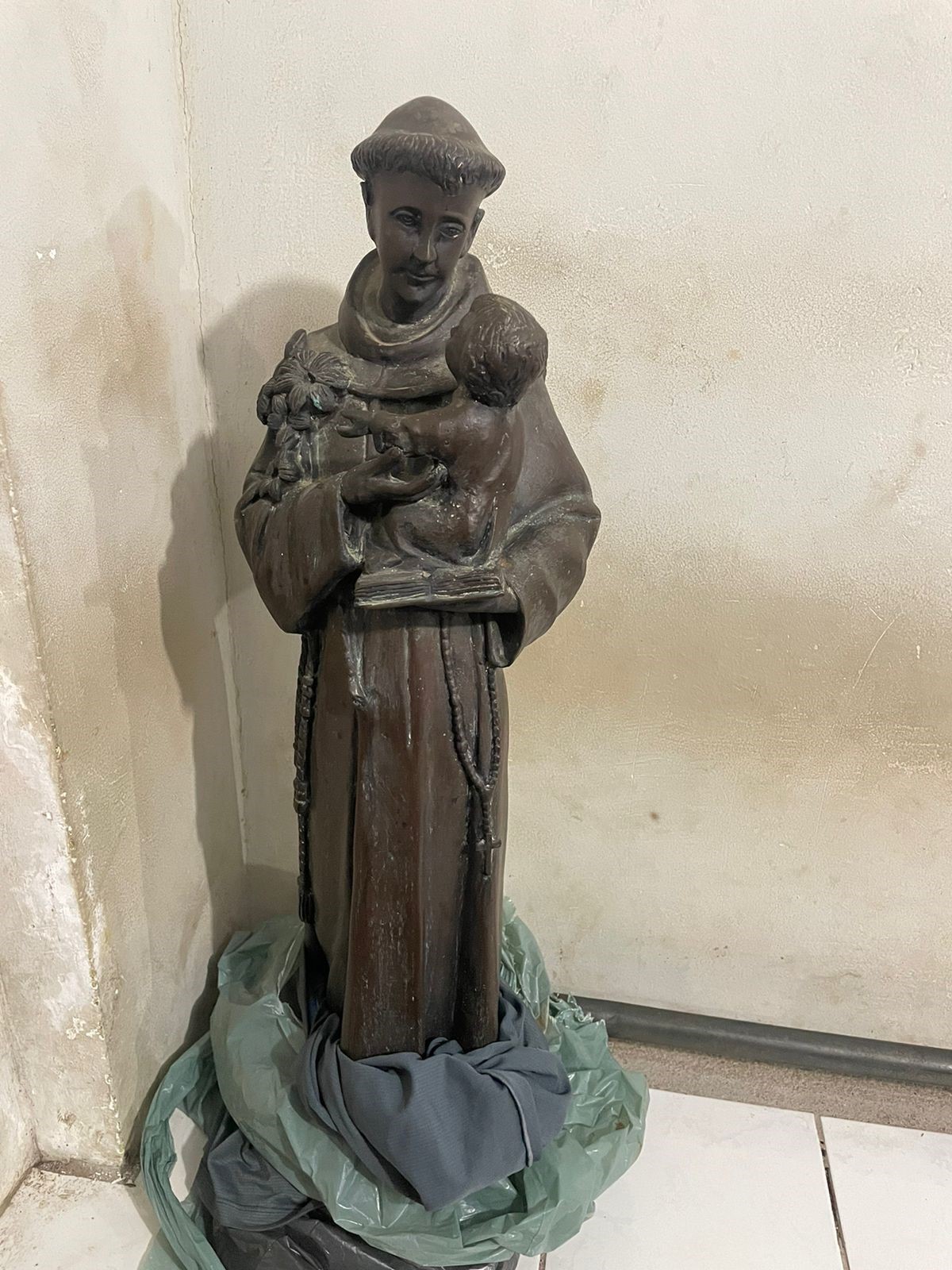 Após furtar santo, homem é preso em flagrante carregando imagem de 70 cm pelas ruas de Ubá