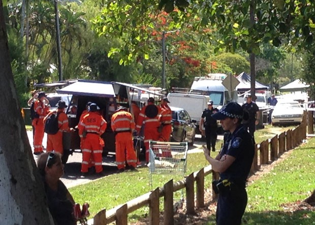 Policiais e equipes de resgate são vistos do lado de fora de casa onde oito crianças foram encontradas mortas em Cairns, na Austrália, nesta sexta-feira (19) (Foto: Catherine Shaw/AFP)
