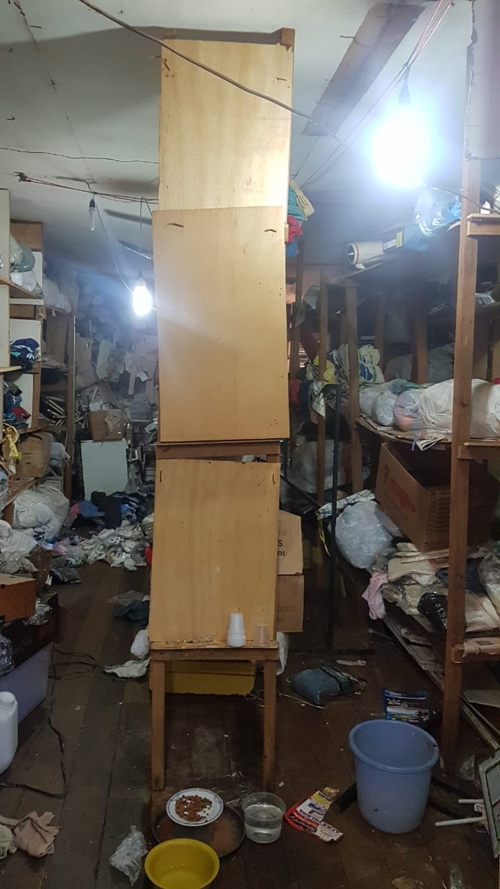 Criminosos entraram no depósito da loja  — Foto: Arquivo pessoal