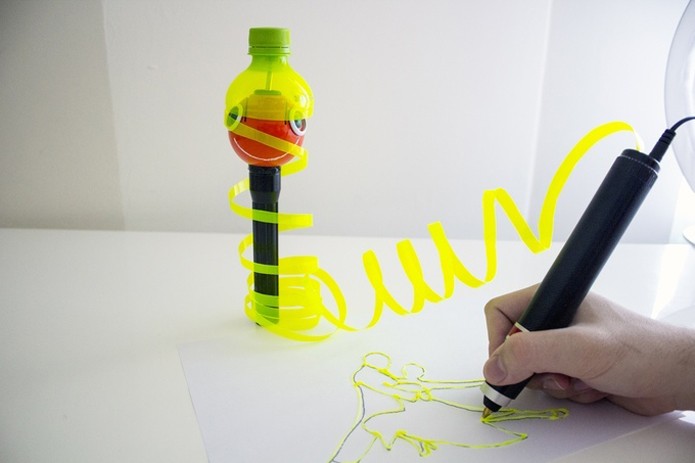 Caneta desenha em 3D usando plástico reciclado de garrafas pet como material (Foto: Reprodução/Kickstarter)