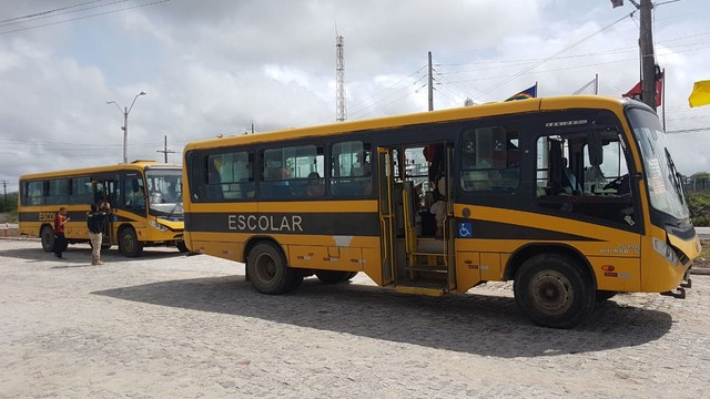 Ônibus escolares apreendidos pela PRF — Foto: Polícia Rodoviária Federal/Divulgação