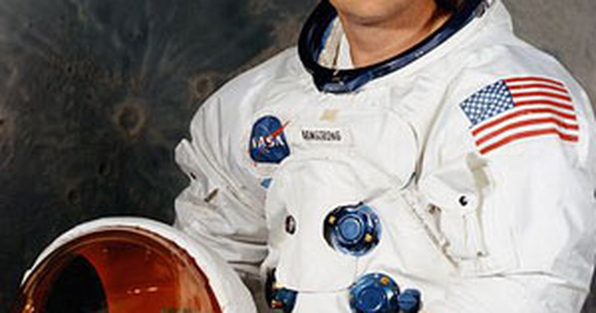 Астронавт 9 букв. Ниле Армстронге 2012.