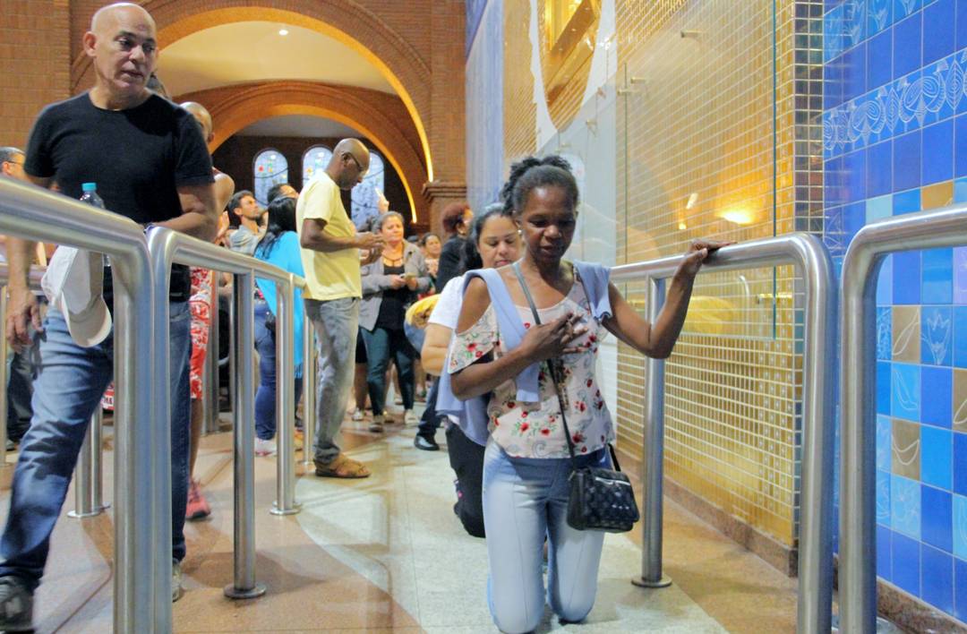De joelhos, fiéis demonstram devoção a Nossa SenhoraAparecida