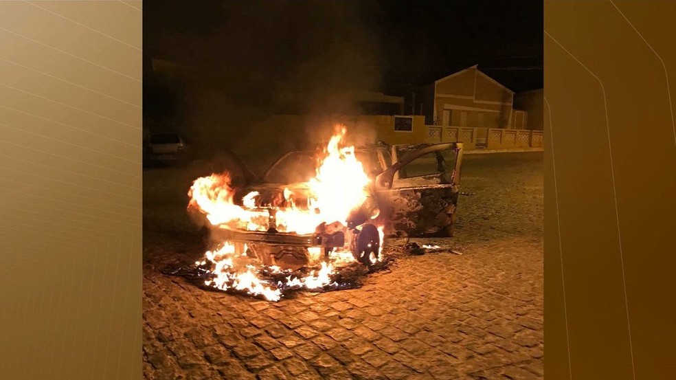 Durante a ação, suspeitos incendiaram carro no meio da rua, na cidade de Uiraúna, no Sertão da Paraíba — Foto: Reprodução/TV Paraíba