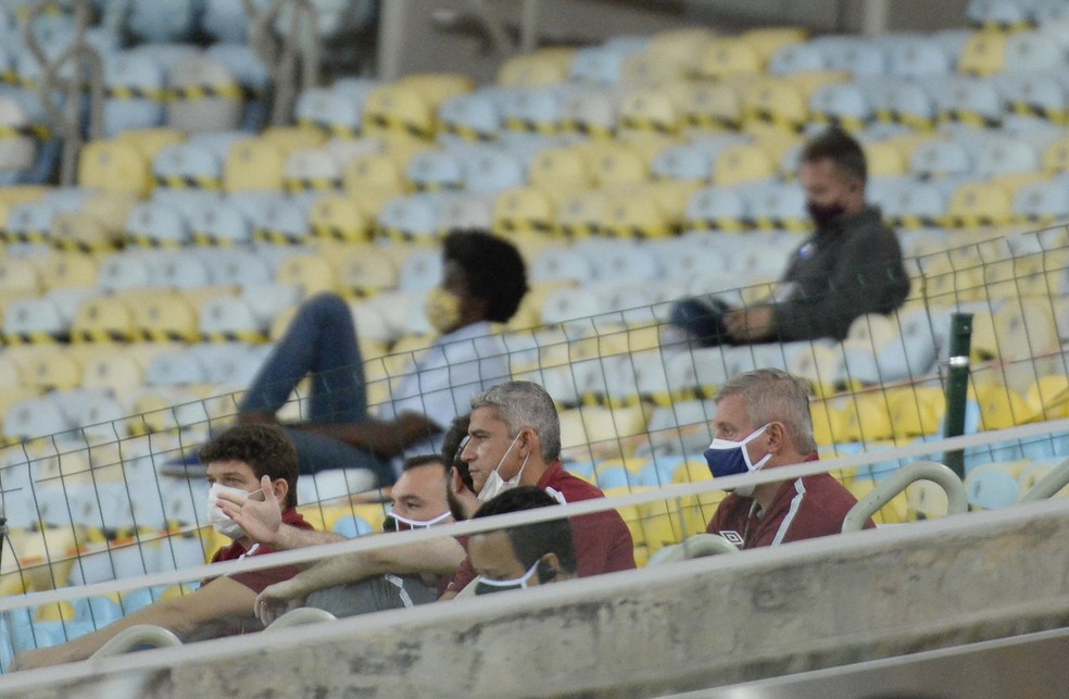 Pequeno grupo de convidados do Fluminense no Maracanã — Foto: André Durão