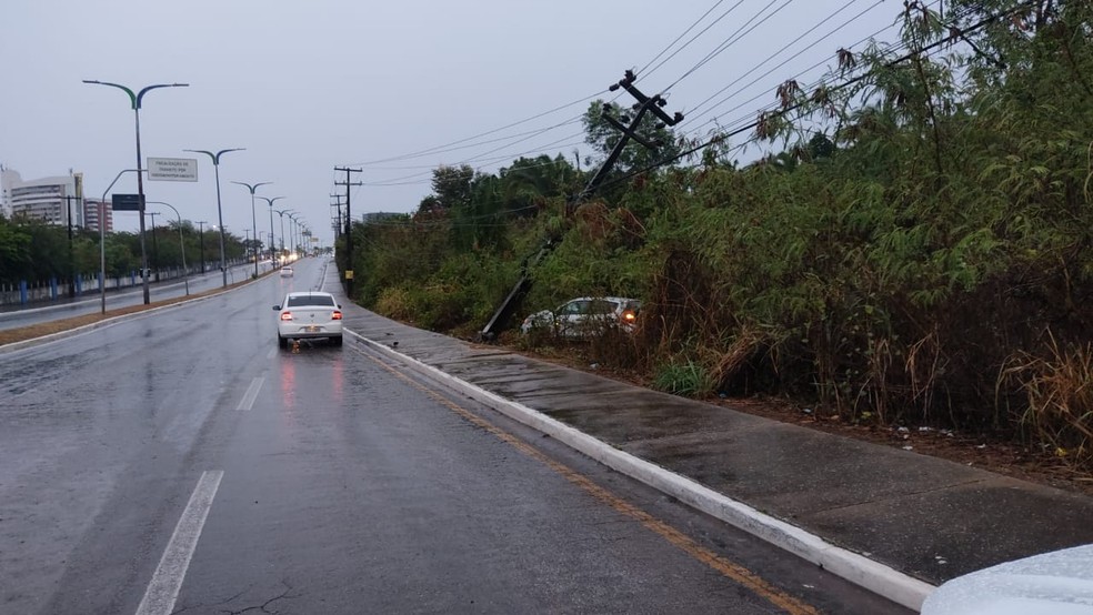 Veículo foi parar em uma área de vegetação, e poste ficou pendurado por fios. — Foto: Olavo Sampaio / TV Mirante