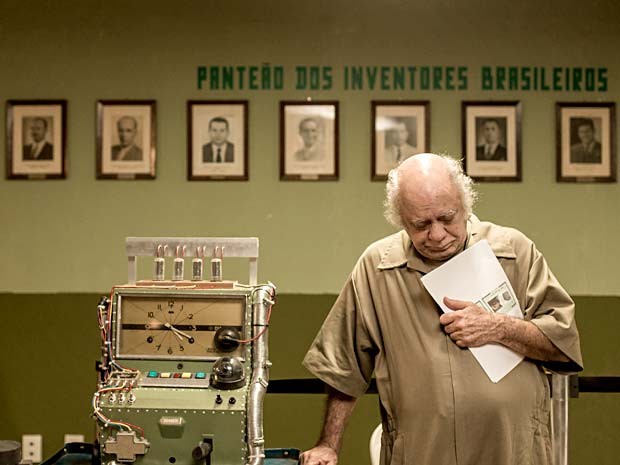 O ator Tonico Pereira ao lado da "máquina do tempo" do filme "Licença prêmio" (Foto: Luciana Melo/Divulgação)