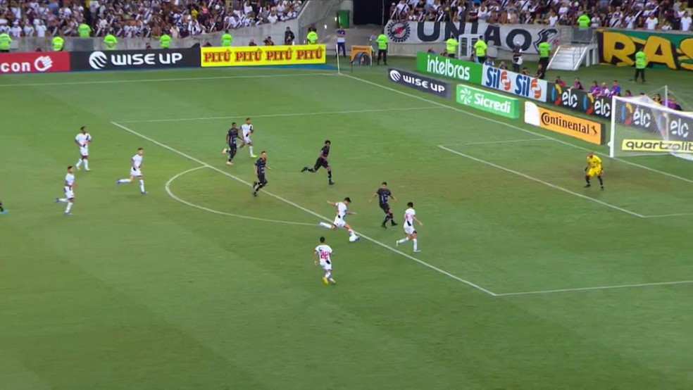 Agora é Cano quem tem Andrey melhor colocado como opção, mas prefere o chute mesmo com um rival em seu encalço — Foto: Reprodução