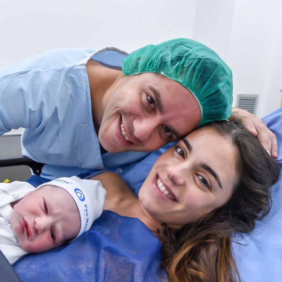Família completa: Thiago Pereira posa com Gabriela Pauletti e o filho do casal, Luca — Foto: Katia Rocha Fotografia