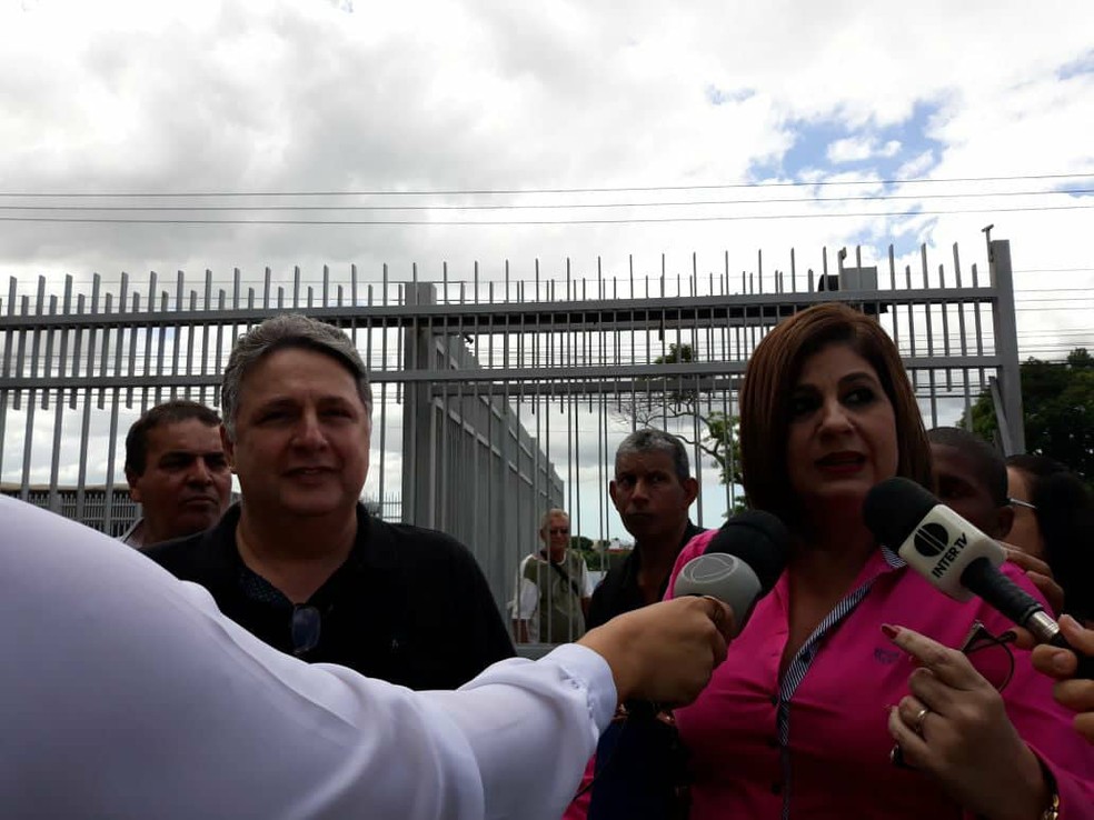 Garotinho e Rosinha chegando ao fórum no dia 18 de abril, quando audiência foi remarcada (Foto: Kamilla Póvoa/Inter TV)