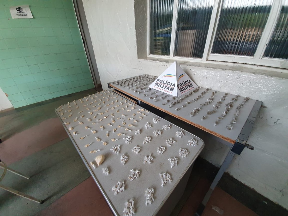 Jovem é preso após arremessar sacola com crack, cocaína e maconha em telhado de casa
