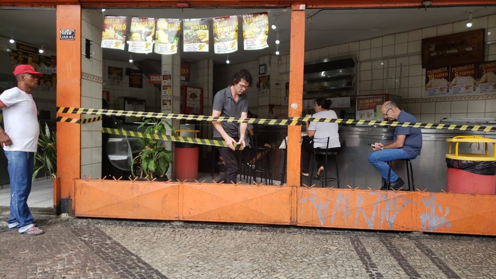 Em março do ano passado, quando primeiro decreto começou a valer em BH, fiscais e Guarda Municipal orientaram comerciantes no Centro — Foto: Carlos Eduardo Alvim/TV Globo 