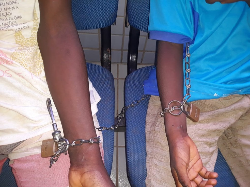 Meninos de 10 e 13 anos eram mantidos acorrentados e em cárcere privado em residência de São Luís, segundo a PM — Foto: Divulgação/Polícia Militar