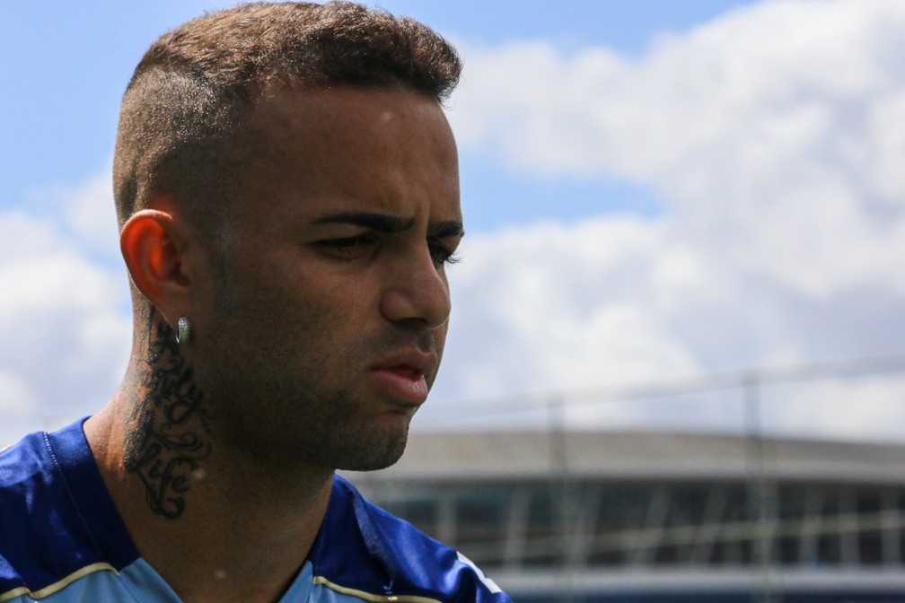 Corinthians inicia conversas para contratar o atacante Luan, do Grêmio