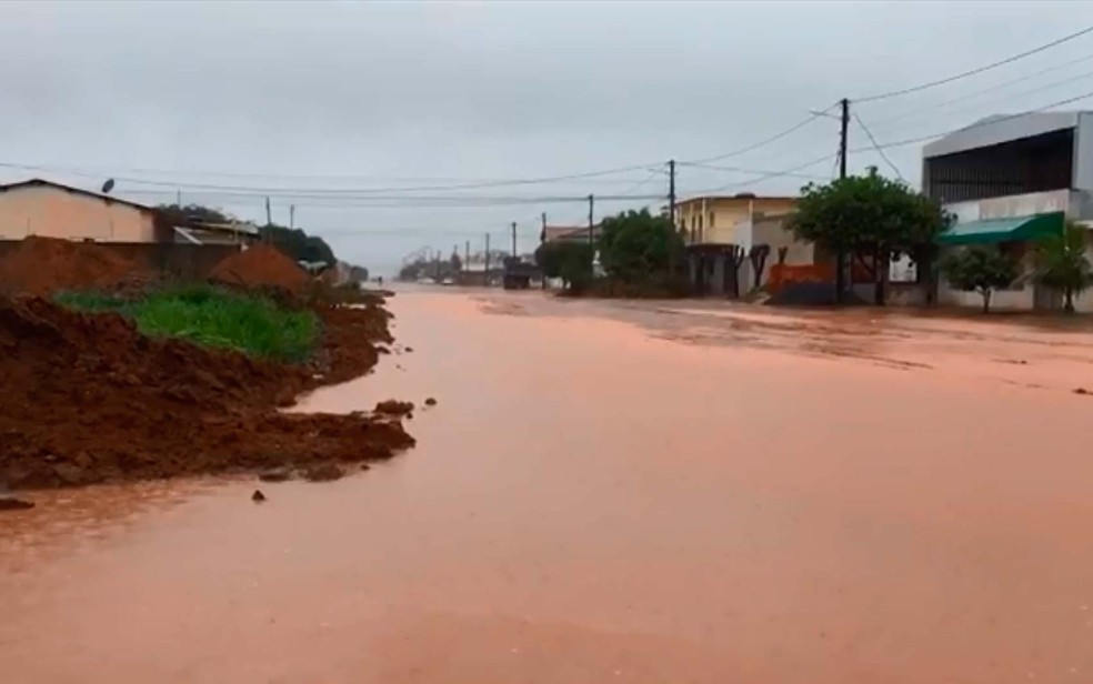 Rua fica alagada em LuÃ­s Eduardo MagalhÃ£es, no oeste da Bahia â?? Foto: ReproduÃ§Ã£o/TV Oeste