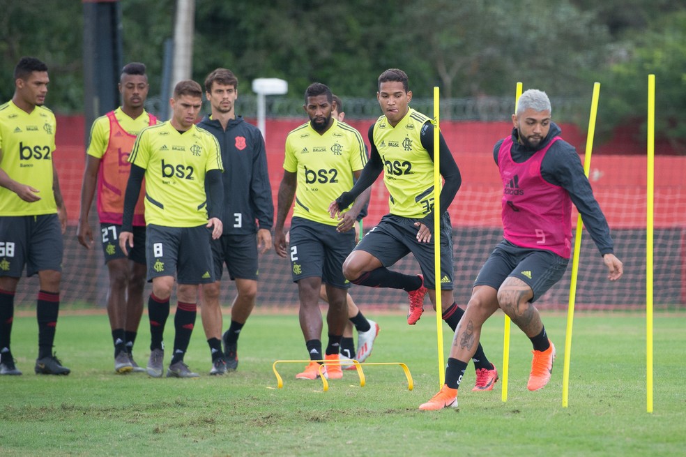 Flamengo ter� novo esquema, com dois atacantes e apenas um volante � Foto: Alexandre Vidal