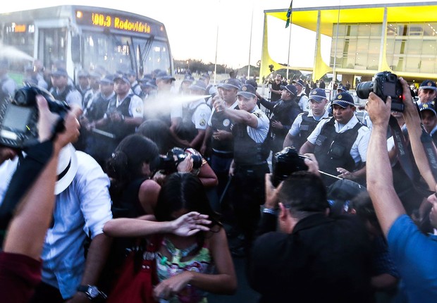 Manifestantes contra o impeachment tentam subir a rampa do Palácio do Planalto e PM reage com spray de pimenta (Foto: Marcelo Casal Jr./Agência Brasil)