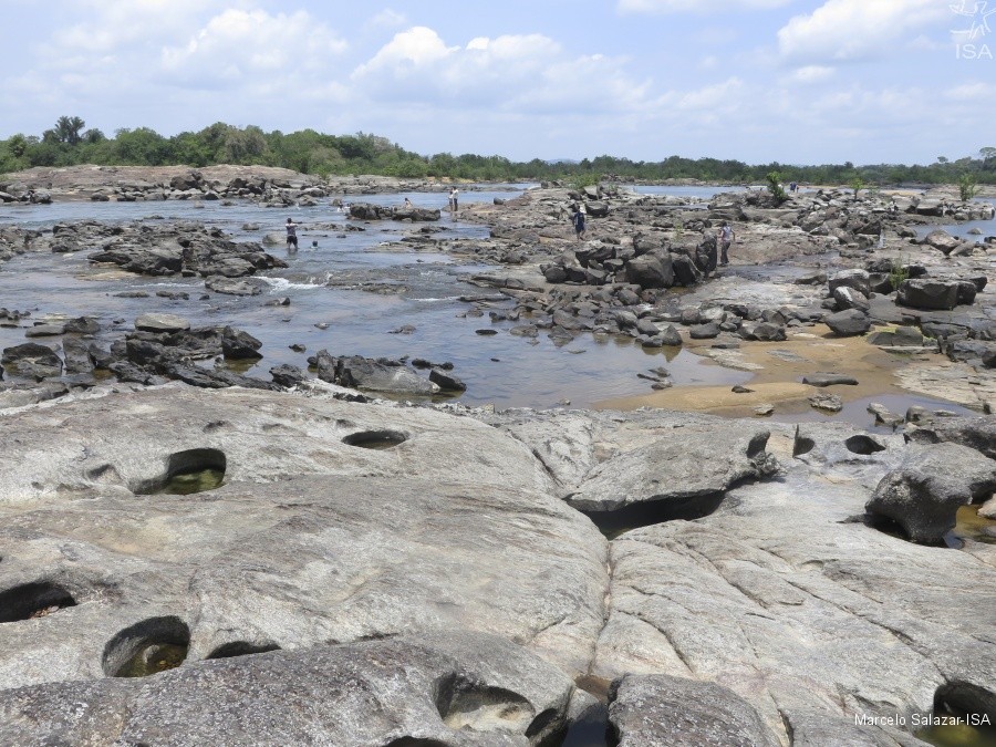 Os pedrais, habitats importantes para a alimentação e reprodução de peixes, já sofrem com a seca. (Foto: Marcelo Salazar/ISA)