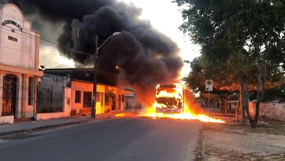 Ceará tem ônibus e carros incendiados em onda de ataque que ocorre desde o fim de semana — Foto: TV Verdes Mares/Reprodução