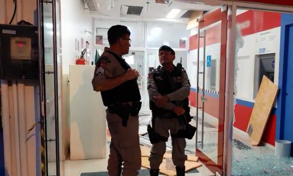 Duas agências bancárias são explodidas, em Piancó, no Sertão da PB — Foto: Reprodução/TV Paraíba