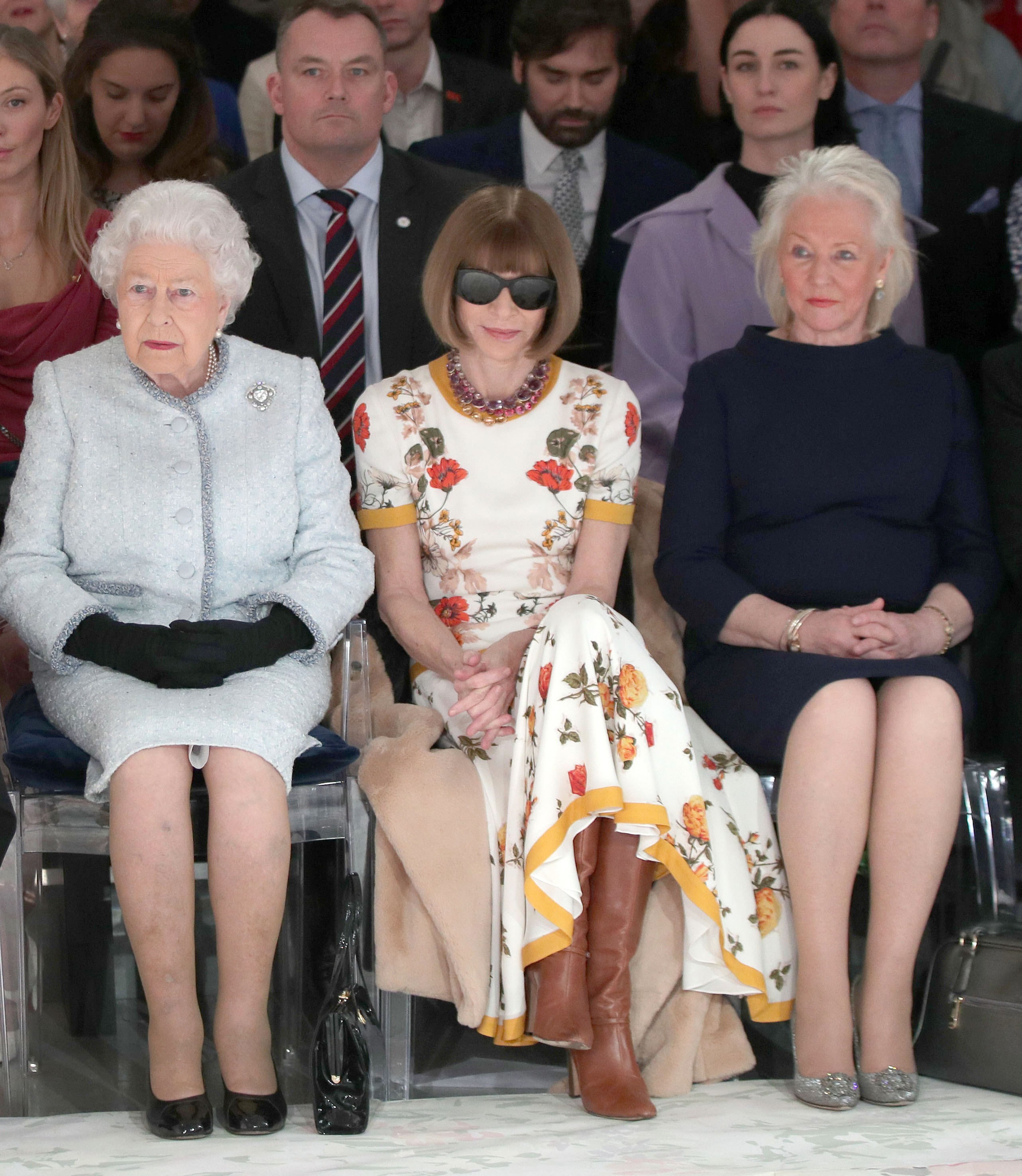 Rainha Elizabeth II, Anna Wintour e a assistente pessoal da Rainha, Angela Kelly, no London Fashion Week em 2018 (Foto: Getty Images)