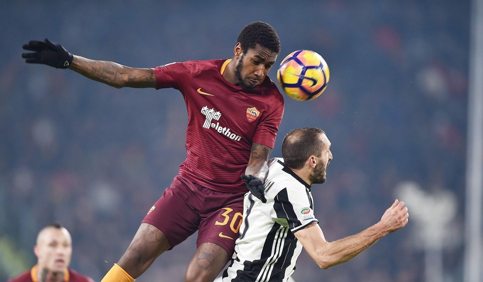 Gerson ganhou porte físico durante três temporadas e meia na Itália — Foto: EFE/EPA/ALESSANDRO DI MARCO